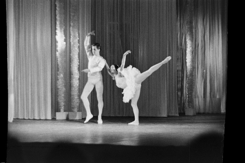 Stseen J.S. Bachi muusikale loodud balletist Kontsert valges RAT Vanemuises. Osades: Jelena Poznjak ja Ülo Vilimaa.