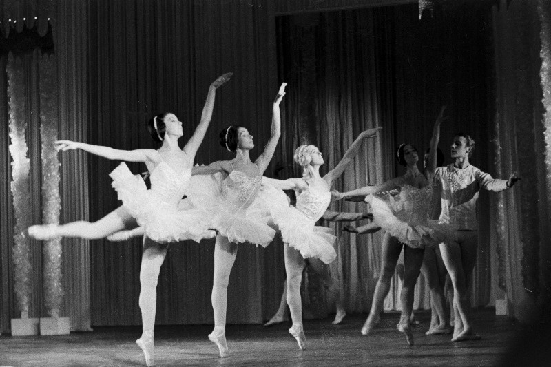 Stseen J. S. Bachi muusikale loodud balletist "Kontsert valges" RAT Vanemuises.