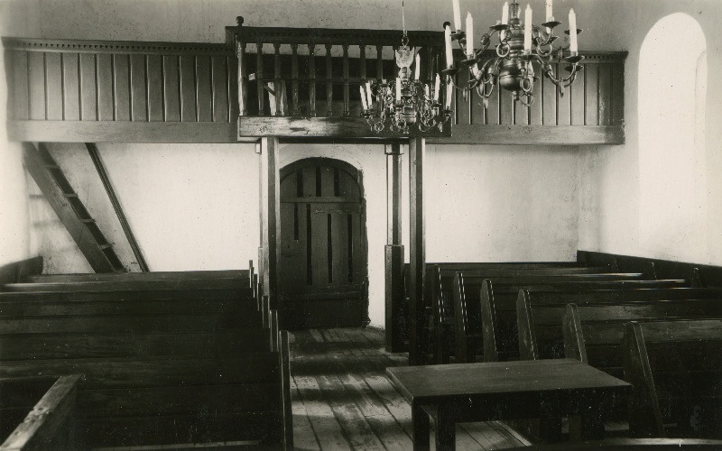 Osmussaare kiriku sisevaade, üleval kooripealne.