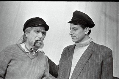 Stseen V. Miliunase näidendist “Kajakad saadavad” Viljandi Draamateatris “Ugala”. Albertas Kalvis - Eero Neemre (vasakul) ja Jonis Kalvis - Heino Raudsik.  similar photo