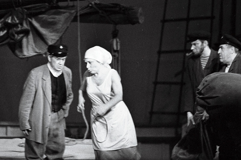 Stseen J. Smuuli näidendist “Kihnu Jõnn” V. Kingissepa nim. TRA Draamateatris. Esiplaanil Mann – Silvia Laidla, Enn Uuetoa - Kaarel Karm.