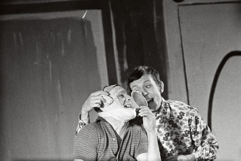 Stseen E. Raua näidendist “Lendavad taldrikud” Eesti NSV Riiklikus Noorsooteatris. Riho - Enn Kraam (istub), Peeter - Kalev Tammin.