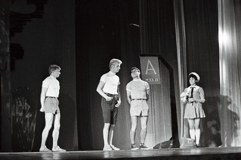 Stseen E. Raua näidendist “Lendavad taldrikud” Eesti NSV Riiklikus Noorsooteatris. Vasakult: Meelik - Sander Raus, Jürnas - Tõnu Mikiver, Kaur - Rudolf Allabert, Kärt - Karin Karm.
