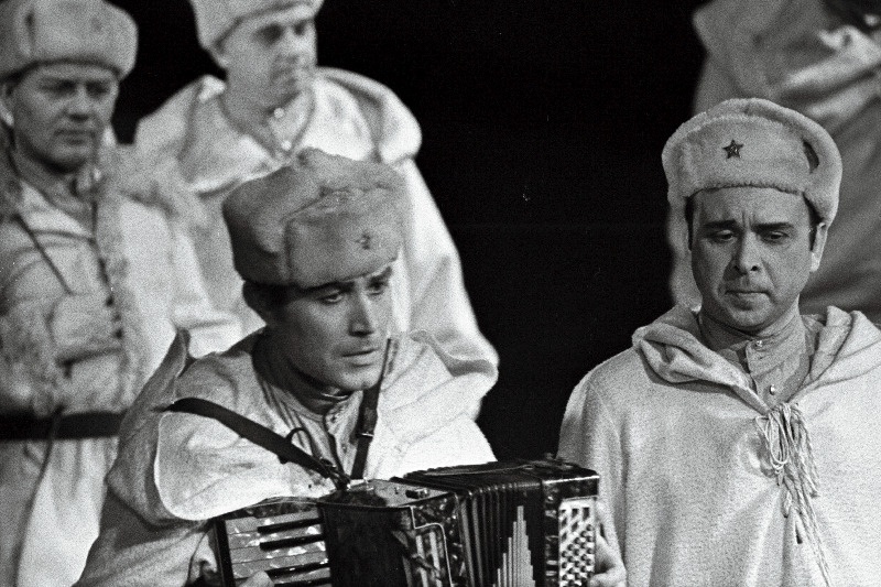 Stseen R. Valgre - Ü. Raudmäe muusikalist “Muinaslugu muusikas” RAT “Estonias”. Esiplaanil vasakul: Enn - Voldemar Kuslap.