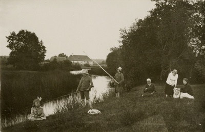 Puhkajad Sulu jõe kaldal, eemal Pastika veski.  duplicate photo