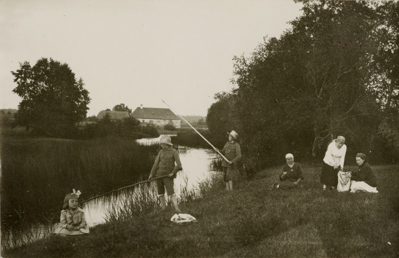 Puhkajad Sulu jõe kaldal, eemal Pastika veski.