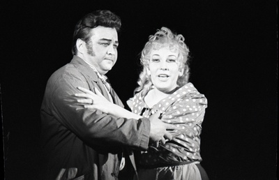 Stseen G. Puccini ooperist “Mantel” RAT “Estonias”. Georgette - Tiina Jaaksoo ja Louis - Kalju Karask.  similar photo