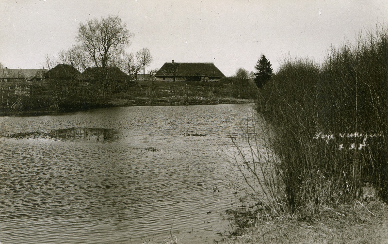 Vaade Sarja talule üle paisjärve.