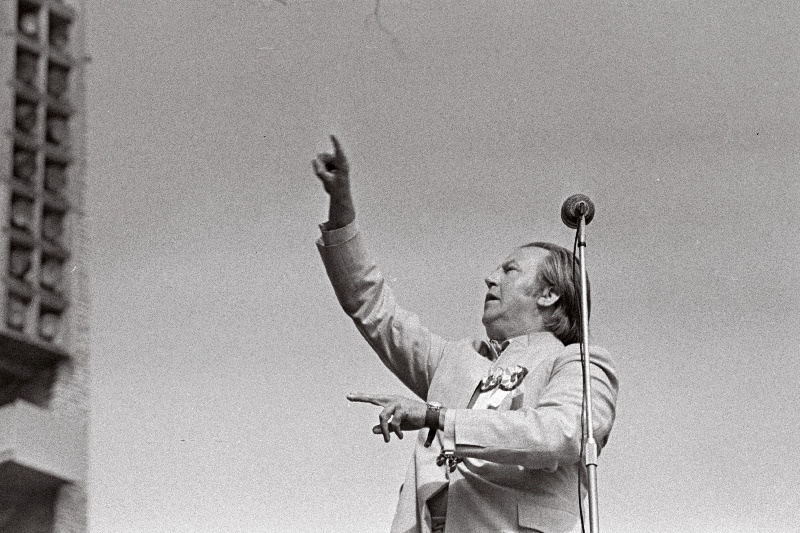 1969.a. juubelilaulupeol Lauluväljakul juhatab koore dirigent Heino Kaljuste.
