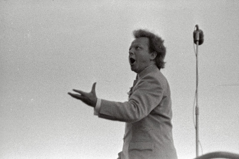 1969.a. juubelilaulupeol Lauluväljakul juhatab koore dirigent Ants Üleoja.