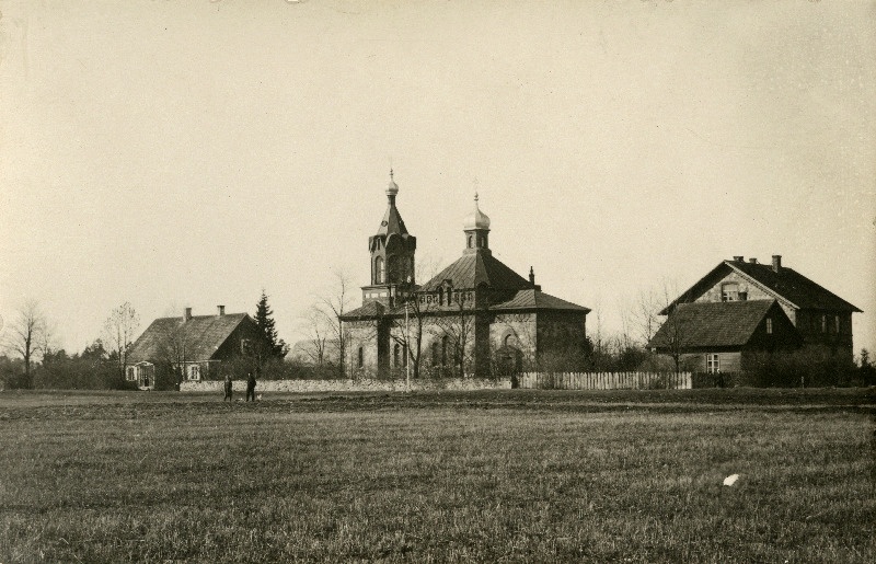 Vaade Kergu õigeusu kirikule, koolimajale (paremal) ja preestrimajale.
