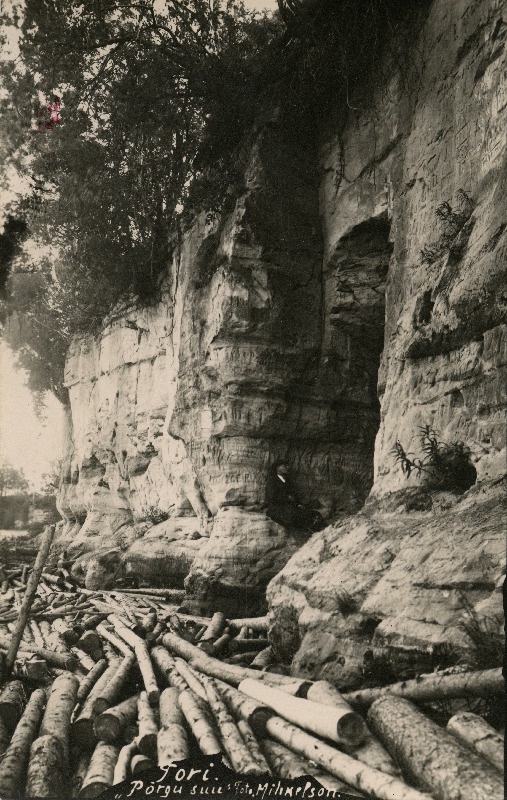 Tori põrgu suu Pärnu jõe vasakul kaldal.