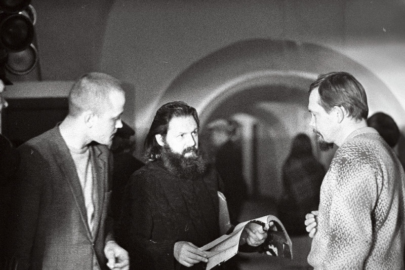 Stuudio Eesti Telefilm mängufilmi “Lindpriid” filmimine. Keskel filmi stsenarist ja režissöör Vladimir Karasjov, paremal operaator Rein Maran.