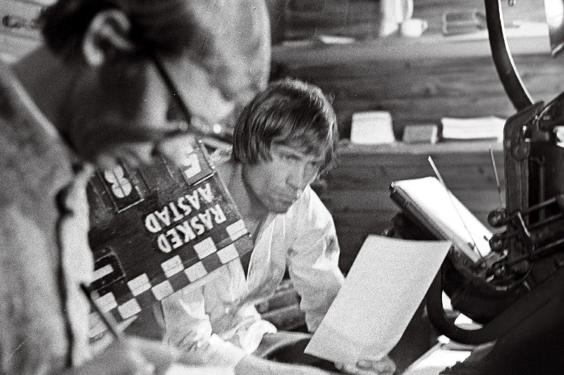 “Eesti Telefilmi” mängufilmi “Rasked aastad” filmimine, (stsenarist ja režissöör Vladimir Karasjov).