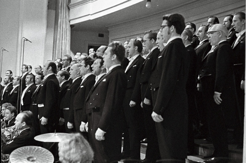 Eesti NSV Teaduste Akadeemia Meeskoor esinemas.