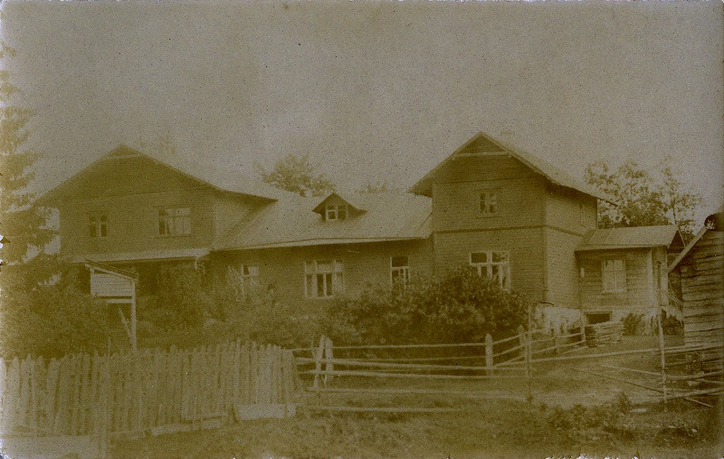 Eesti kirjamehe ja pedagoogi Carl Robert Jakobsoni plaanide järgi ehitatud Kurgja talu  elumaja.