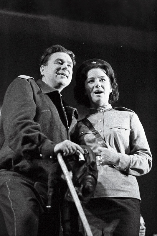 Stseen S. Prokofjevi ooperist “Jutustus tõelisest inimesest” RAT “Estonias”. Osades Georg Ots ja Haili Sammelselg.