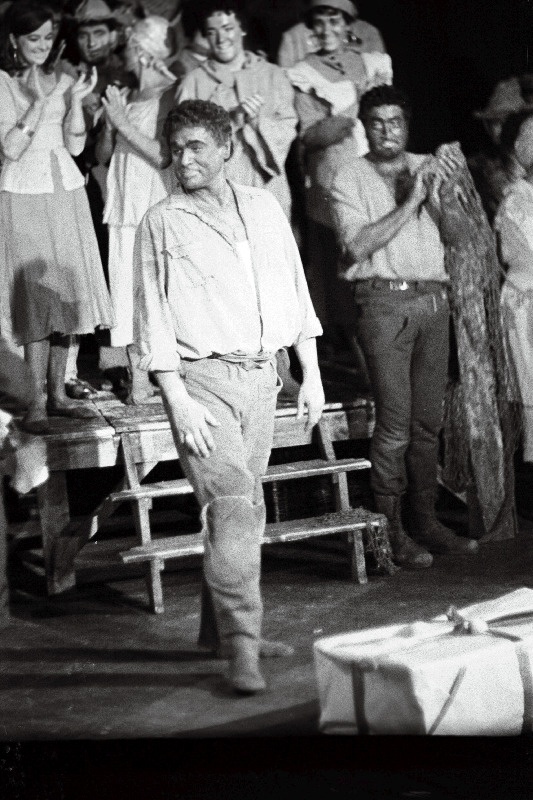 RAT  “Estonia”  solist  Georg  Ots Porgy osatäitjana pärast G. Gershwini ooperi “Porgy ja Bess” etendust.