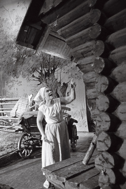 RAT “Vanemuise” näitleja Herta Elviste Leena osas V. Tormise “Külavahelaulude” külalisetendusel RAT “Estonias”.