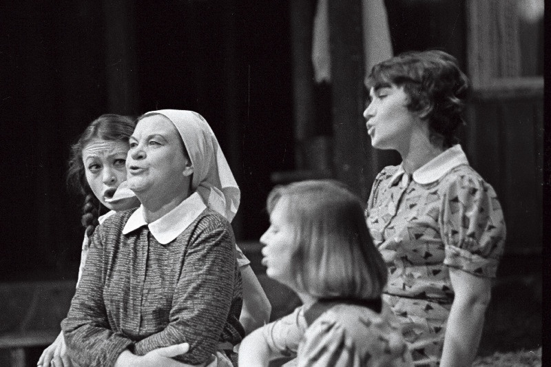 Stseen V. Tormise “Külavahelauludest” RAT “Vanemuise” näitlejate esituses külalisetendusel RAT “Estonias”.