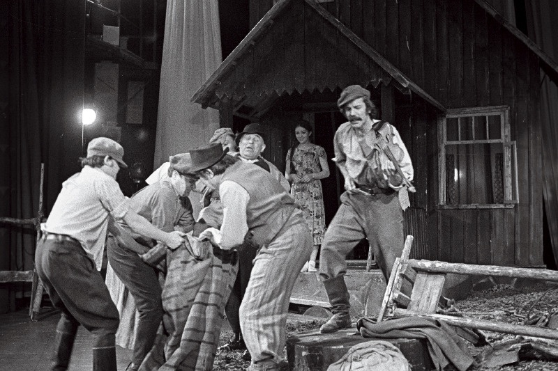 Stseen V. Tormise “Külavahelauludest” RAT “Vanemuise” näitlejate esituses külalisetendusel RAT “Estonias”.