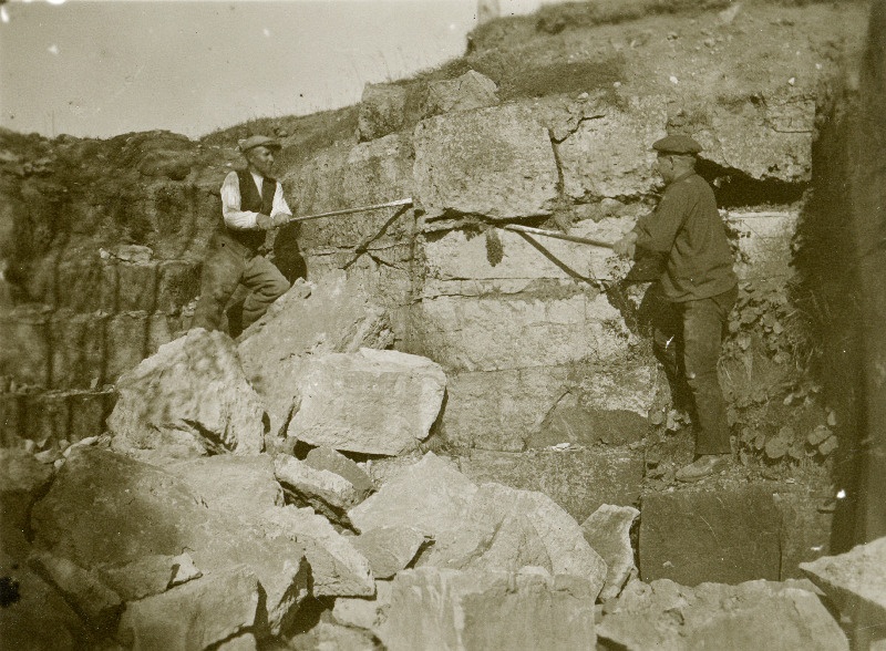 Töötlemiseks kõlbmatute pealmiste kivikihtide kangidega eemaldamine Kuigi paemurrus. Loona vald.