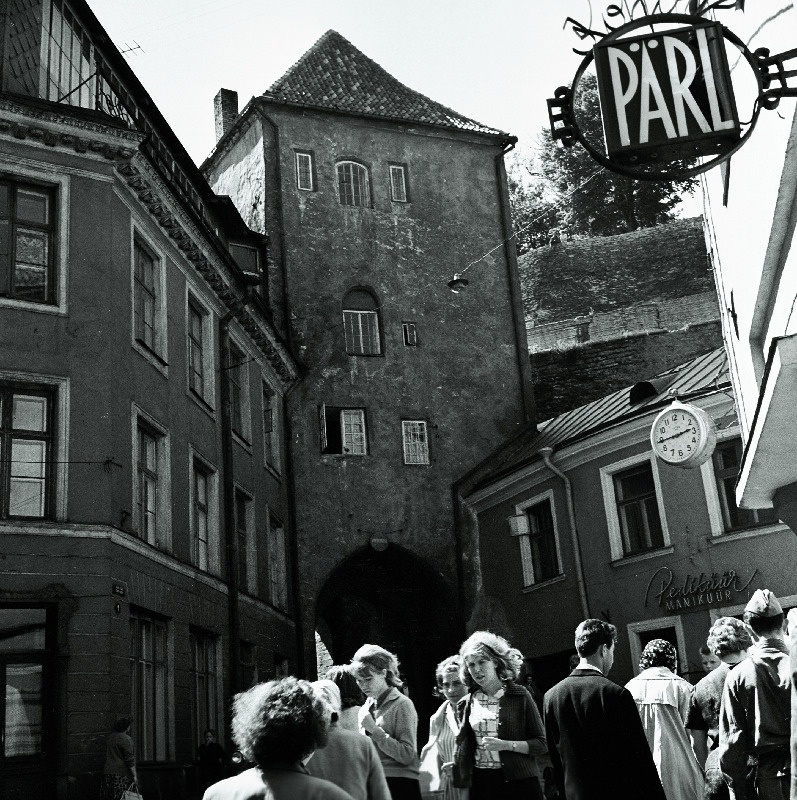 Vaade Pika Jala tornile. Paremal kohvik “Pärl”.
