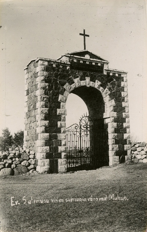 Muhu Katariina kiriku surnuaia värav.