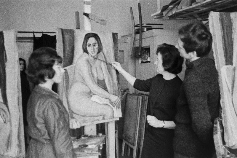 Maalikunstnik Leili Muuga (keskel).