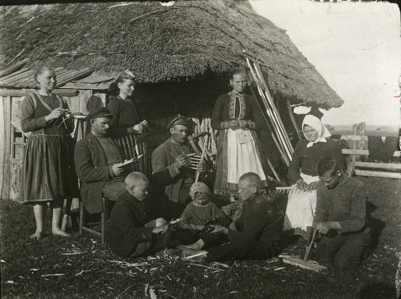 Tähvena talu pere töötamas aida-lauda ees.