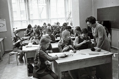 Käsitöötund Tallinna 7. Keskkoolis.  similar photo