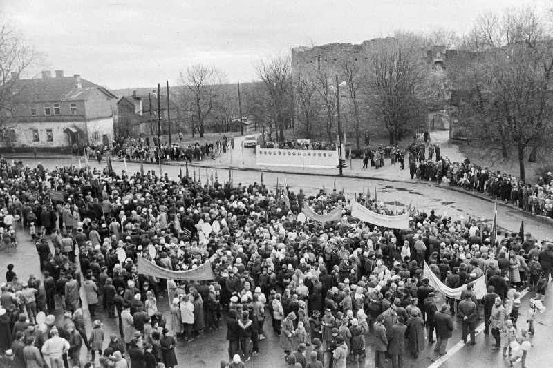 Suure Sotsialistliku Oktoobrirevolutsiooni 69. aastapäevale pühendatud oktoobrimiiting Võidu väljakul Haapsalus.