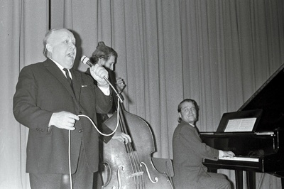 Laulja Artur Rinne esineb Mustamäe Mängude Maja lauluklubis.  similar photo