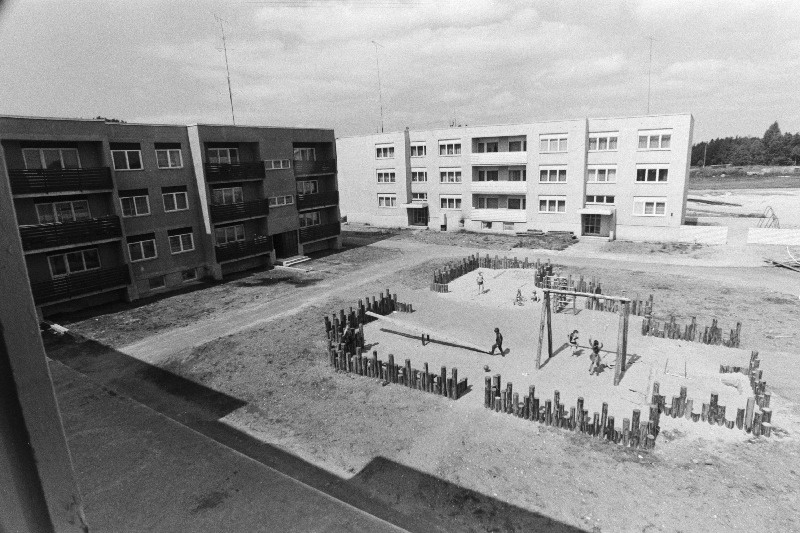 Vaade Noarootsi 8-klassilise Kooli spordiplatsile.