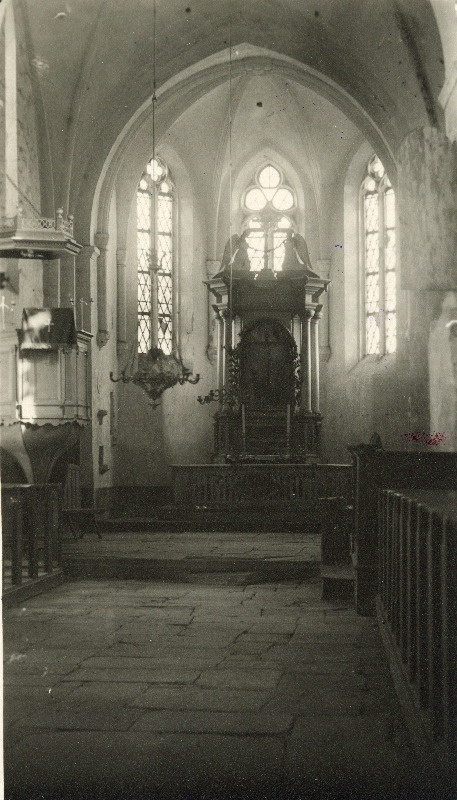 Vaade Valjala Martini kiriku altarile.