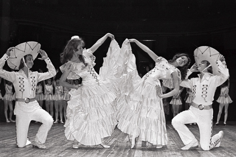 Esineb Tallinna 46. Keskkooli  balletiring  “Pähklipureja”.