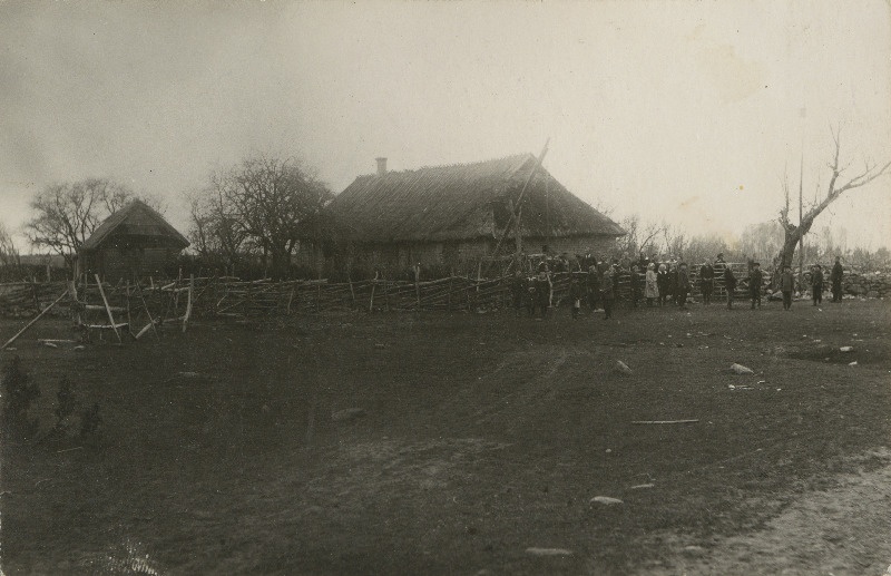 Lapsed Haeska koolimaja ees.