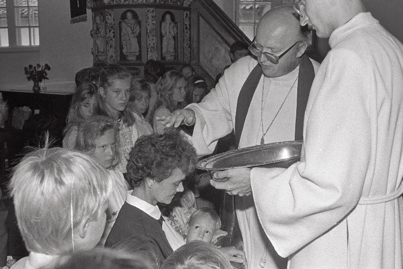 Ristimistalitust Jaani kirikus toimetavad pastor Tiit Salumäe ja usuteaduse üliõpilane Peeter Paenurm.