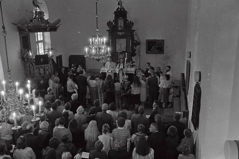 Ristimistalitust Jaani kirikus toimetavad pastor Tiit Salumäe ja usuteaduse üliõpilane Peeter Paenurm.