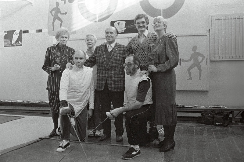 Haapsalu vehklemisveteranid vehklemise 40.a juubelil. Seisavad (vasakult) Helga Kala, Eesti NSV esimene meistersportlane vehklemises Aita Puistama, Endel Nelis, Andres Lipstok ja Leili Justman; põlvele toetuvad Roland Nymann ja Eduard Püve.