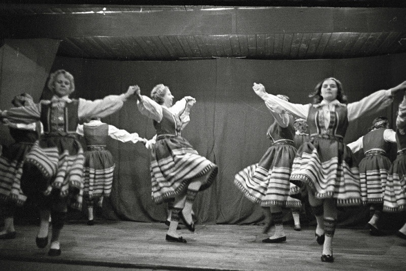 Esinevad Tori näidissovhoosi rahvatantsijad.