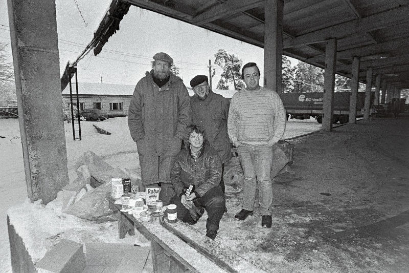 Saksamaalt saadetud toiduabi kohaletoojad (vasakult) Rendsburgi linna esindaja Uwe Meise, autojuht Tovild Aasen, pastor Peter Holborn ja Deiter Semmelhad.