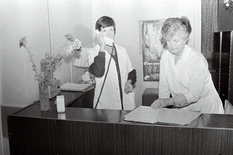 Haapsalu Keskhaigla sünnitusmaja ämmaemandad  Malle Reimann  ja Vaike Prikk.