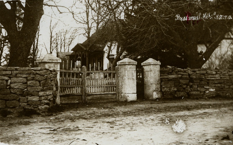 Kihelkonna Mihkli kiriku pastoraat kirikuaias.