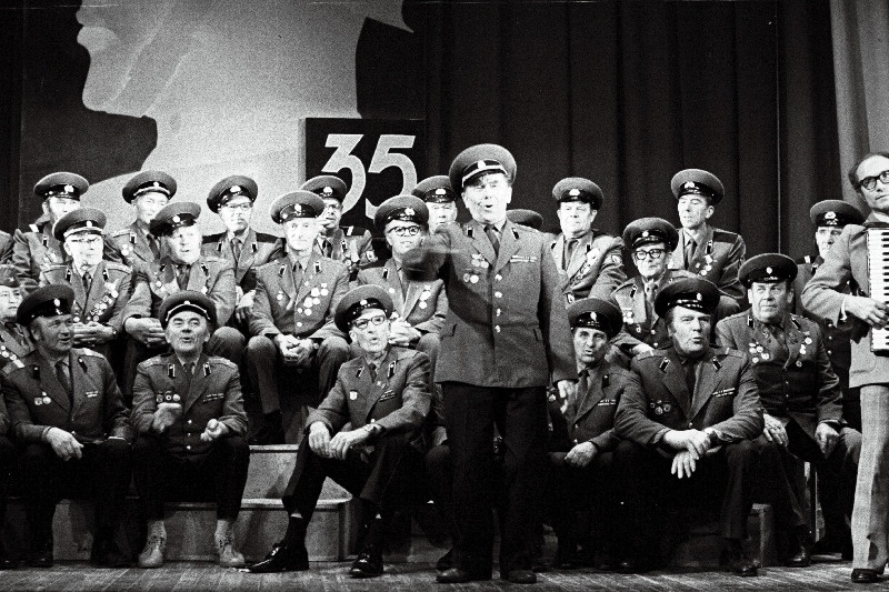 Haapsalu fašistlikust okupatsioonist vabastamise 35. aastapäeva tähistamise pidulikul koosolekul Haapsalu Rajooni Kultuurimajas esineb sõjaveteranide ansambel.