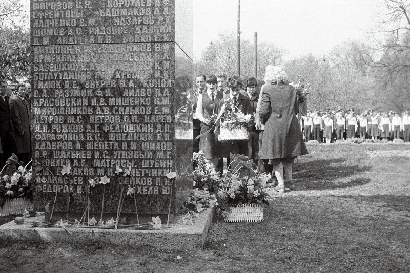 Nõukogude armee ja sõjalaevastiku tähistamise miiting Suures Isamaasõjas langenute mälestussamba juures Haapsalu vennaskalmistul.