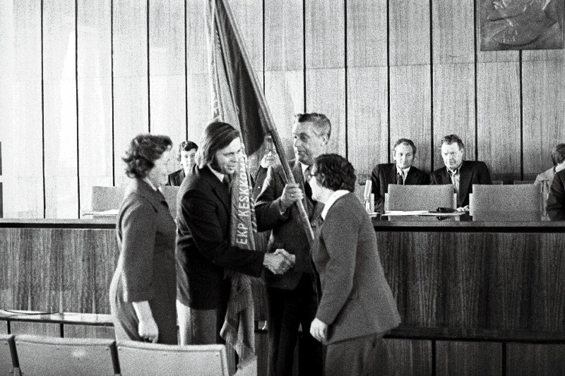 1979. a. II kvartalis saavutatud edu eest tööstus-, ehitus- ja transpordialases sotsialistlikud võistluses Haapsalu rajoonile määratud EKP Keskkomitee, Eesti NSV Ministrite Nõukogu ja ELKNÜ Keskkomitee rändpunalipu annab Haapsalu rajooni partei- ja majandusaktiivi koosolekul üle EKP Keskkomitee osakonnajuhataja L. Sipria.