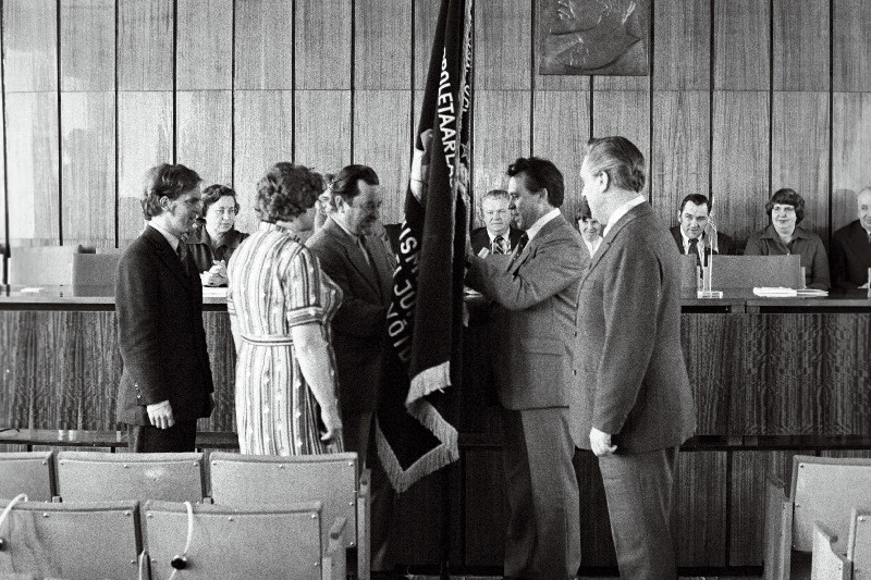 Haapsalu rajooni "Sõpruse" näidiskolhoosi esimees K. Kalamees rajooni rändpunalippu vastu võtmas.