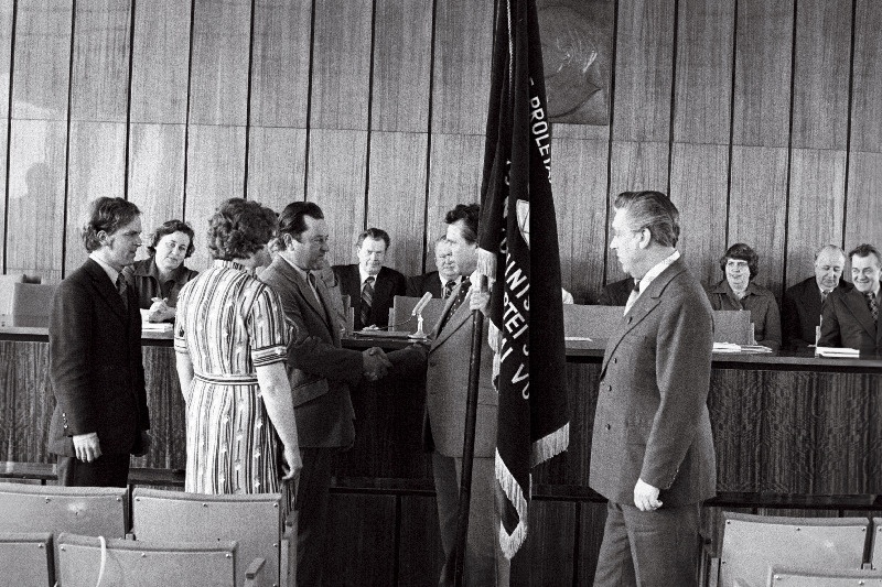 Haapsalu rajooni "Sõpruse" näidiskolhoosi esimees K. Kalamees rajooni rändpunalippu vastu võtmas.