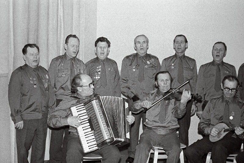 Haapsalu Kolhooside Ehituskontori sõjaveteranide ansambel "Tungal" esinemas.